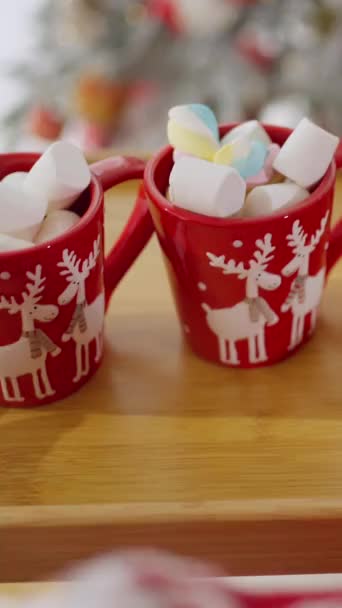 クリスマスライトの背景に木製のトレイにマシュマロが付いたホットチョコレート — ストック動画