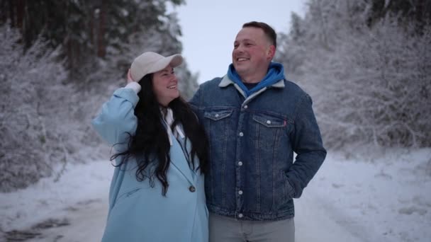 Małżeństwo Przytulające Się Środku Śnieżnego Parku Mężczyzna Przytula Całuje Swoją — Wideo stockowe