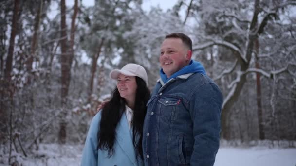 Двоє Дорослих Гуляють Зимовому Лісі Насолоджуючись Пейзажами — стокове відео