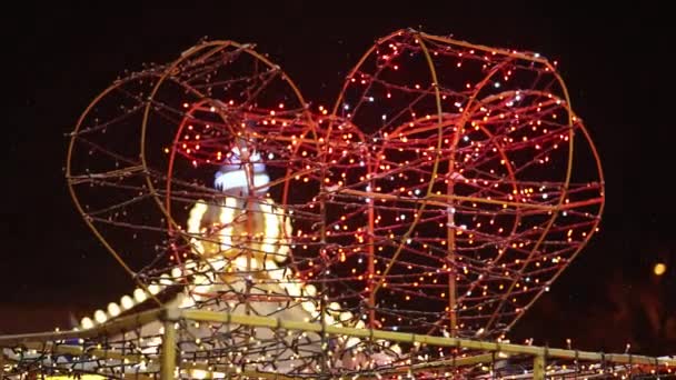 クリスマスや新年のためのツインクリングライト付きの電球の美しい装飾 — ストック動画