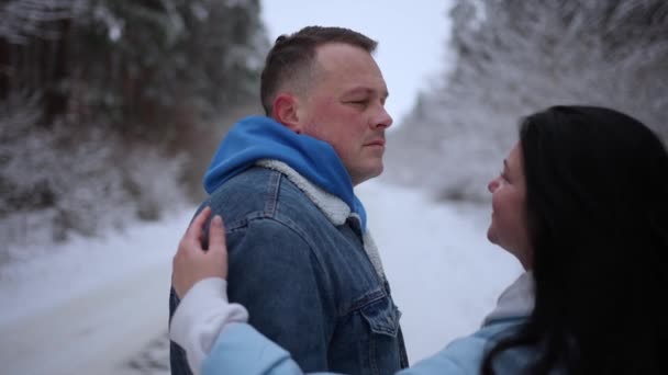 Para Zakochanych Przytulających Się Zimowym Lesie — Wideo stockowe