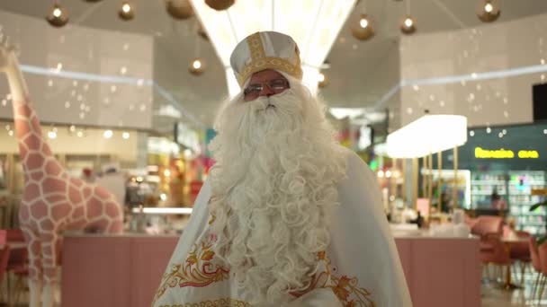 Χαρούμενος Γενειοφόρος Άγιος Νικόλας Κοστούμι Και Καπέλο Εύχεται Στον Κόσμο — Αρχείο Βίντεο