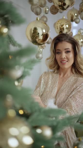 Retrato Cerca Joven Mujer Feliz Decorando Árbol Navidad Sala Estar — Vídeo de stock