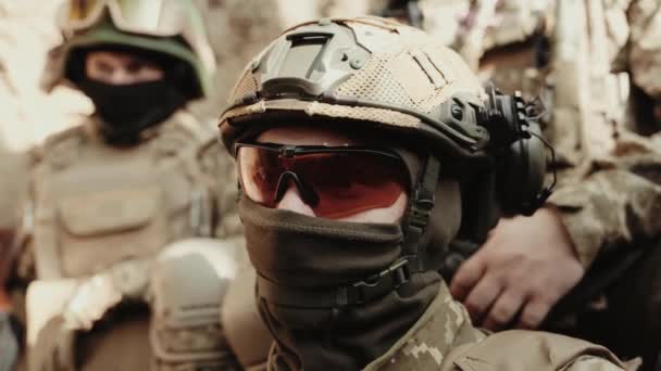 Egy Harcos Kivlár Sisakban Taktikai Szemüvegben — Stock videók