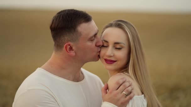 Couple Heureux Profite Rendez Vous Romantique Vacances Jeune Homme Embrasse — Video