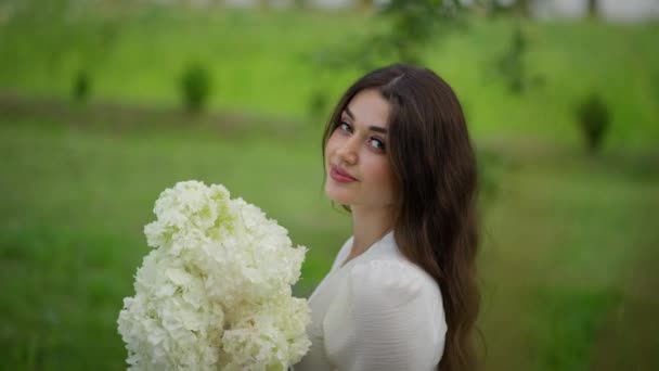 Młoda Uśmiechnięta Biała Kobieta Trzymająca Bukiet Pachnących Kwiatów Patrzących Kamerę — Wideo stockowe
