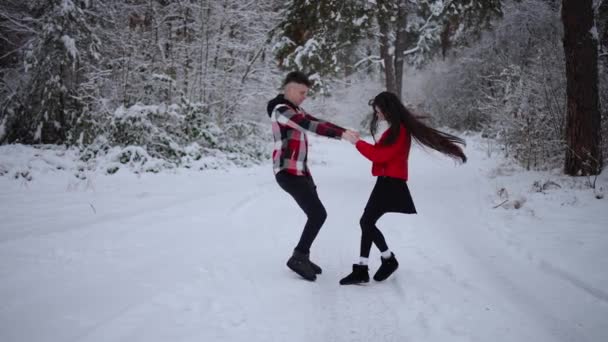 Весела Зимова Атмосфера Пара Закоханих Кружляють Тримаючись Руки Момент Любові — стокове відео
