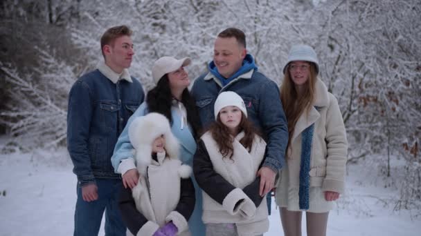 Piękne Ujęcie Szczęśliwych Dzieci Ich Rodziców Cieszących Się Zimą Malowniczym — Wideo stockowe