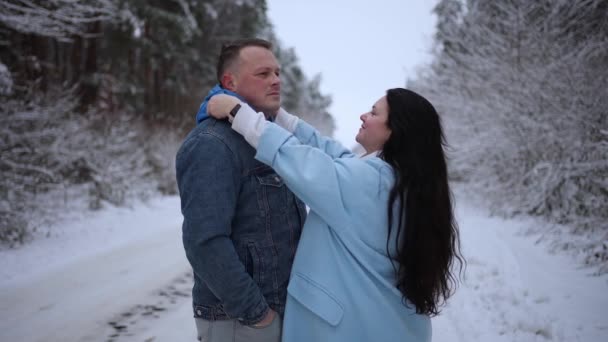 Пара Проводить Час Разом Природі Взимку Щасливе Побачення Пригоди Або — стокове відео