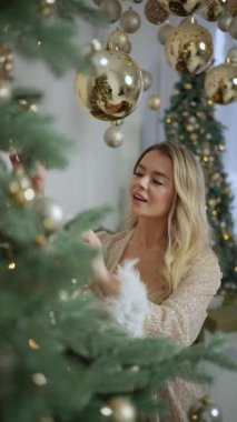 Peignoir dekorasyon odasında Noel süslemeleri ile genç bir kadının yakın görüntüsü