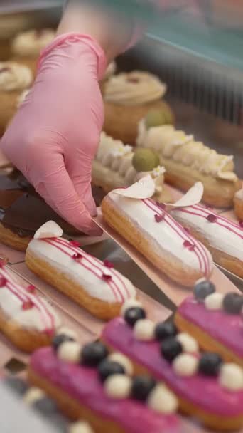 Kvinna Tar Fram Söt Dessert Från Ett Skyltfönster Med Handen — Stockvideo