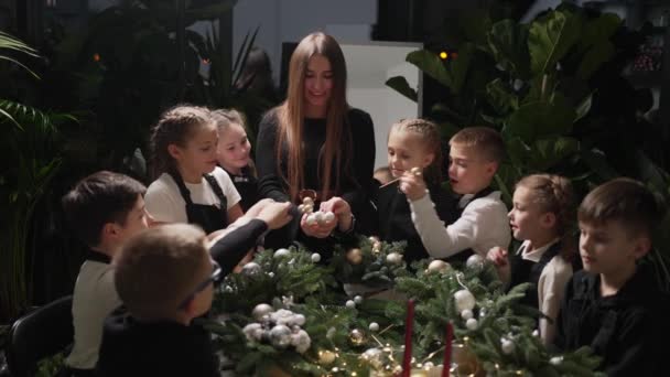 Crianças Felizes Fazem Buquês Férias Ano Novo Ramos Abeto Decorações — Vídeo de Stock
