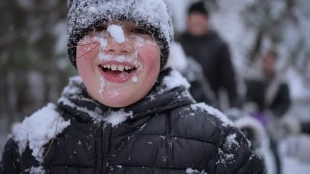 Los Niños Bromean Lanzan Bolas Nieve Durante Las Vacaciones Invierno — Vídeos de Stock