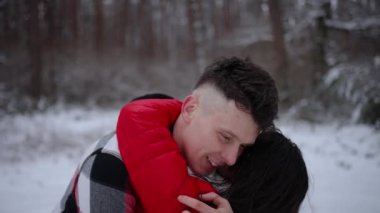 Doğada kamp kuran mutlu çift tatilin ve eğlencenin tadını çıkarıyor. Romantik bir adam bir kadına sarılır.