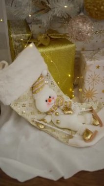 Noel ağacının altında hediyeler var.