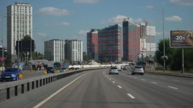 Yeni bir yerleşim bölgesinde trafik için çok şeritli bir yol.