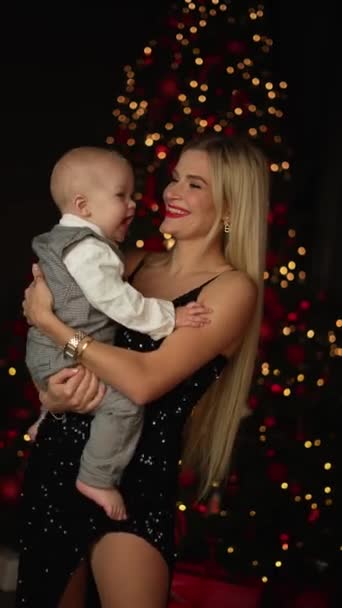 Una Madre Sostiene Bebé Sus Brazos Con Ropa Elegante Unas — Vídeo de stock