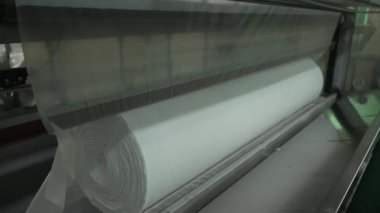 Dikiş fabrikasında büyük bir rulo kumaş.