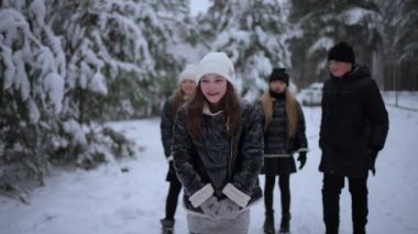 Okul çağındaki kızlar ve oğlanlar karlı sokakta eğleniyor ve kış mevsiminin tadını çıkarıyorlar. Kış, sessizlik ve vahşi doğa, aktif kış hafta sonları, doğada mevsimsel dinlenme