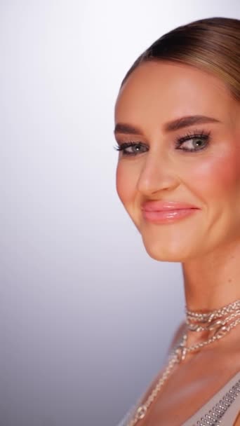 Жіноче Обличчя Крупним Планом Дівчина Відкриває Зелені Очі Красиві Губи — стокове відео
