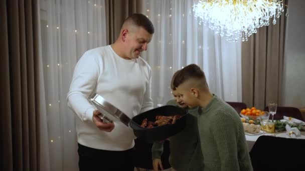 Ένας Πατέρας Και Δύο Γιοι Ετοιμάζουν Φαγητό Για Ένα Εορταστικό — Αρχείο Βίντεο