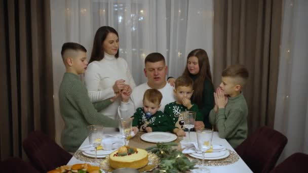 Παραδοσιακή Οικογένεια Που Προσεύχεται Πριν Έχοντας Χριστουγεννιάτικο Δείπνο Πίστη Στο — Αρχείο Βίντεο