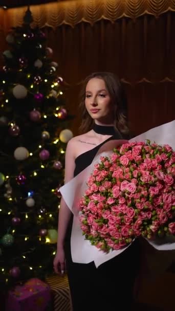 Une Belle Fille Dans Une Robe Noire Avec Bouquet Fleurs — Video