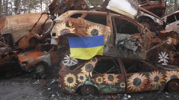 Porzucone Rozstrzelane Samochody Zniszczonym Ukraińskim Mieście Podczas Wojny Rosyjsko Ukraińskiej — Wideo stockowe