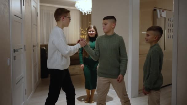 Çocuklar Evlerinin Kapısında Arkadaşlarıyla Buluşur — Stok video
