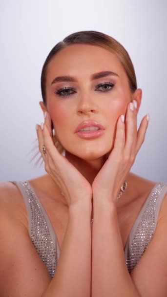 Krásná Mladá Brunetka Jasným Make Upem Krásně Pózuje Studiu Zpomalený — Stock video