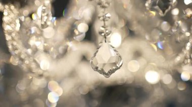 Kristal avizenin ayrıntıları ön plana düşer. Yavaş çekim