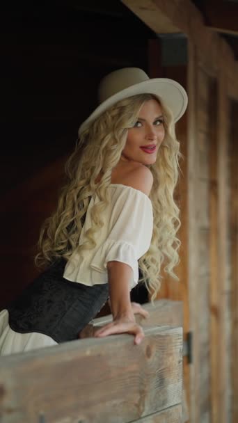 Portret Młodej Pięknej Blondynki Kowbojskim Kapeluszu Ranczu Uśmiechniętej Kamery — Wideo stockowe