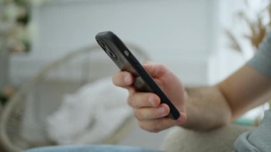 Bir iş adamı akıllı telefon kullanarak bilgi okur.