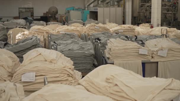 生産における縫製工場での生地のロールスロイス — ストック動画