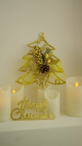 Kerstboom Versierd Met Gouden Ballen Aroma Kaarsen — Stockvideo