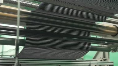 Tekstil makinesi bir tekstil fabrikasında kumaş işliyor.