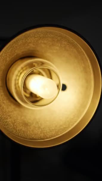 Egy Lámpa Fényes Sárga Fényt Világít Egy Sötét Szobában Közelről — Stock videók