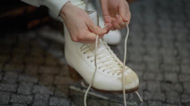 Kadınlar paten giyer. Buz pateni sahasında yakın bir hafta sonu. Kış sporları. Bıçak. Dantelli. Buza çıkmadan önce hazırlık. Etkin yaşam tarzı kavramı.