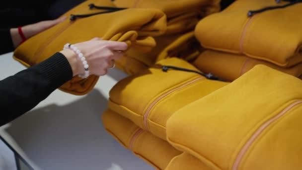 Primer Plano Una Mujer Departamento Textil Supermercado Apilando Suéteres Por — Vídeo de stock