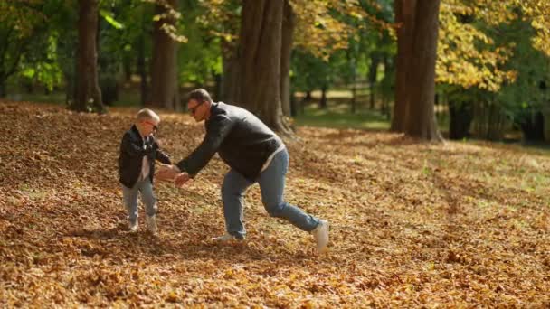Pai Filho Pequeno Estão Andando Parque Desfrutando Uma Bela Natureza — Vídeo de Stock