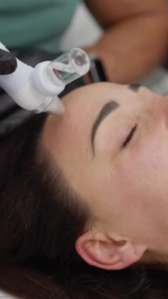 Mesotherapy Electroporation 화장품 전문가는 주름을 줄이기 얼굴의 피부에 화장품 절차를 — 비디오