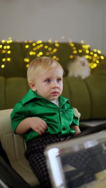Ein Kleiner Junge Erhielt Weihnachten Ein Spielzeugauto Vom Weihnachtsmann — Stockvideo