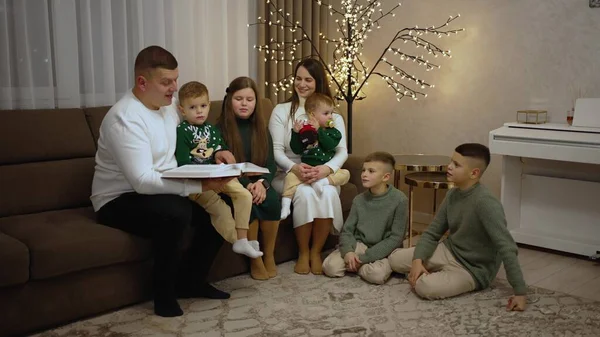 Beyaz bir baba çocuklarına ve karısına İncil okur.