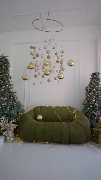 Ένα Όμορφο Δωμάτιο Είναι Διακοσμημένο Ένα Τεχνητό Χριστουγεννιάτικο Δέντρο Δίπλα — Αρχείο Βίντεο