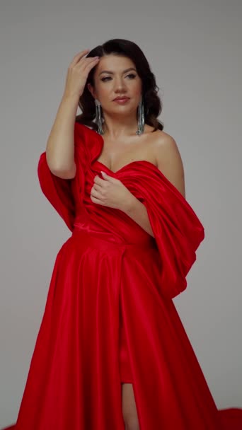 Una Elegante Morena Vestida Rojo Posa Estudio Sobre Fondo Blanco — Vídeo de stock
