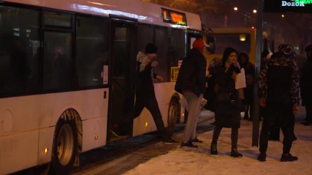 Люди Выходят Автобуса Автобусной Остановке Время — стоковое видео