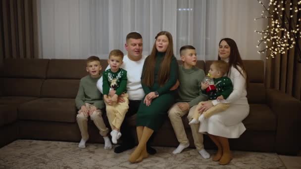 Una Gran Familia Glorifica Dios Sentado Casa Cantando Una Canción — Vídeo de stock