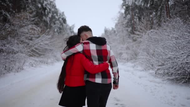Szczęśliwa Para Zabawnie Spędza Czas Zimowym Lesie Szczęśliwy Mężczyzna Kobieta — Wideo stockowe