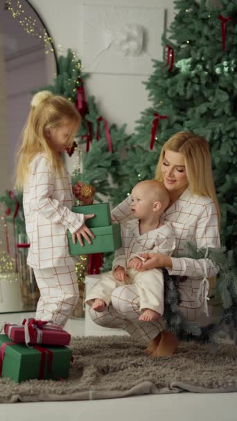 Fetiță Fratele Deschid Cadouri Crăciun Apropierea Pomului Crăciun Acasă Dimineața — Videoclip de stoc