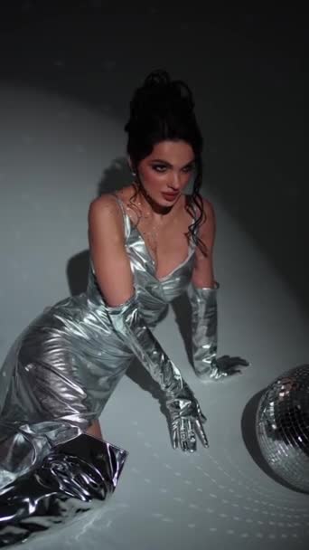布鲁内特的模特穿着暴露的衣服躺在地板上 — 图库视频影像